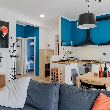 Guesthost - Bell'occhio Colorful With Parking Apartment