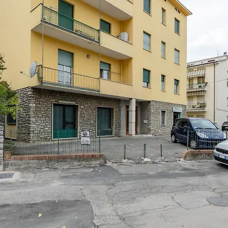 Guesthost - Bell'occhio Colorful With Parking شقة